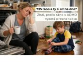 Vyčerpaná matka sediaca na zemi v kuchyni s kávou v ruke, zatiaľ čo si jej syn pomaly oblieka ponožku uprostred ranného chaosu.