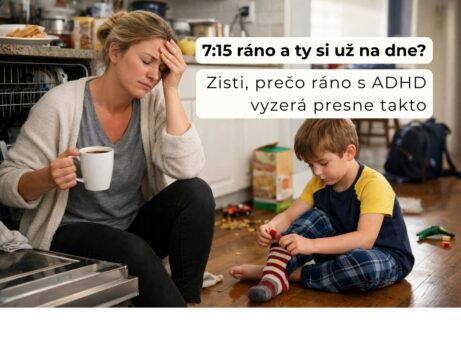 Vyčerpaná matka sediaca na zemi v kuchyni s kávou v ruke, zatiaľ čo si jej syn pomaly oblieka ponožku uprostred ranného chaosu.