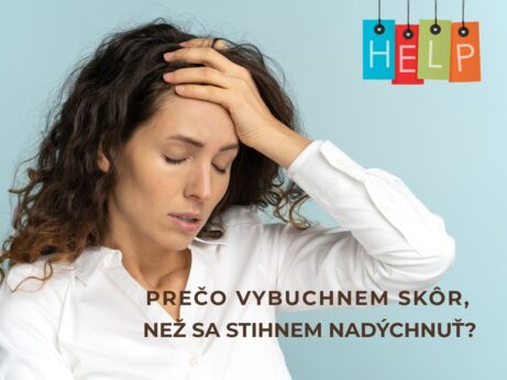 Žena s tmavými kučeravými vlasmi v bielej košeli si drží ruku na čele so zatvorenými očami a vyjadruje emočné preťaženie alebo bolesť hlavy. V pravom hornom rohu sú farebné štítky s nápisom HELP a v dolnej časti je text v slovenčine: „PREČO VYBUCHNEM SKÔR, NEŽ SA STIHNEM NADÝCHNUŤ?“.